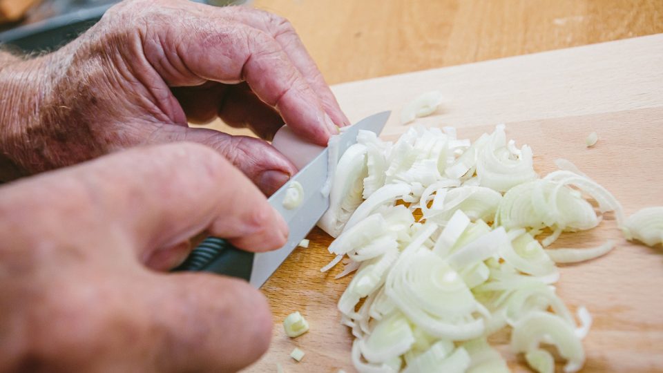 Třetinu pórku (tu nejzelenější část) nakrájíme na jemné nudličky