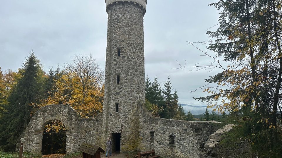 Romantická kamenná věž Hamelika se nad Mariánskými Lázněmi tyčí už od roku 1876