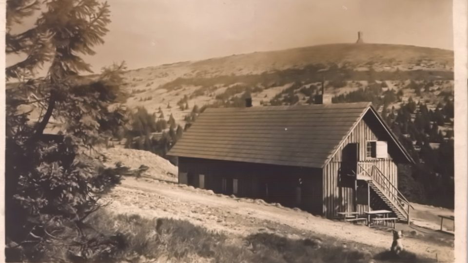 Domek postavený místo vyhořelé Ovčárny. Pohlednice je z roku 1912.jpg