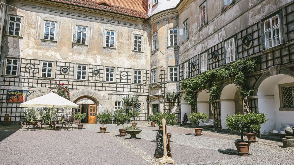 Nádvoří zámku. Po velkém požáru města v roce 1526 Jan Černčický panství prodal Pernštejnům, tehdy významnému a mocnému šlechtickému rodu. Ti začali s obnovou města i svého nového sídla se záměrem dát jim tehdy moderní renesanční vzhled | foto: Jana Volková Nádvoří zámku. Po velkém požáru města v roce 1526 Jan Černčický panství prodal Pernštejnům, tehdy významnému a mocnému šlechtickému rodu. Ti začali s obnovou města i svého nového sídla se záměrem dát jim tehdy moderní renesanční vzhled