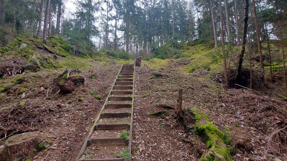 Pro větší pohodlí turistů byly na mnoha místech vybudovány v terénu dřevěné schody