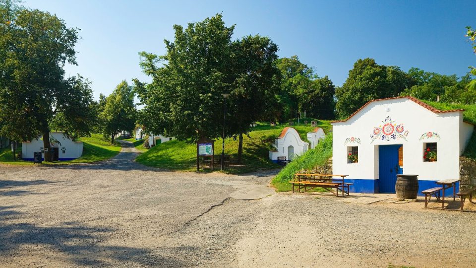 První náměstí u příchodu do areálu. Do roku 2025 se uličky dočkají nových povrchů, mobiliáře, stylových lamp a přibude návštěvnické centrum