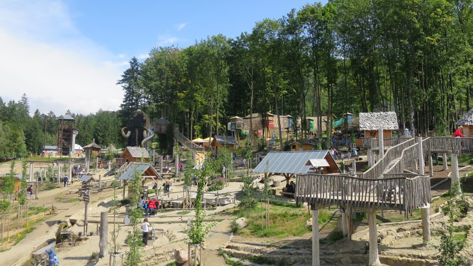 Výstupní stanice bobové dráhy se nachází vedle Mamutíkova vodního parku