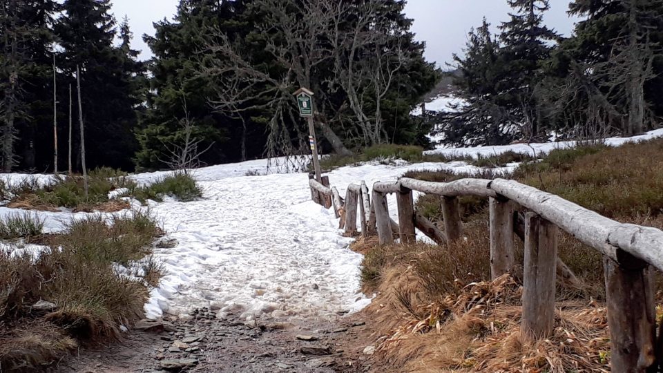 V okolí Petrových kamenů leží ještě i ke konci května sníh.jpg