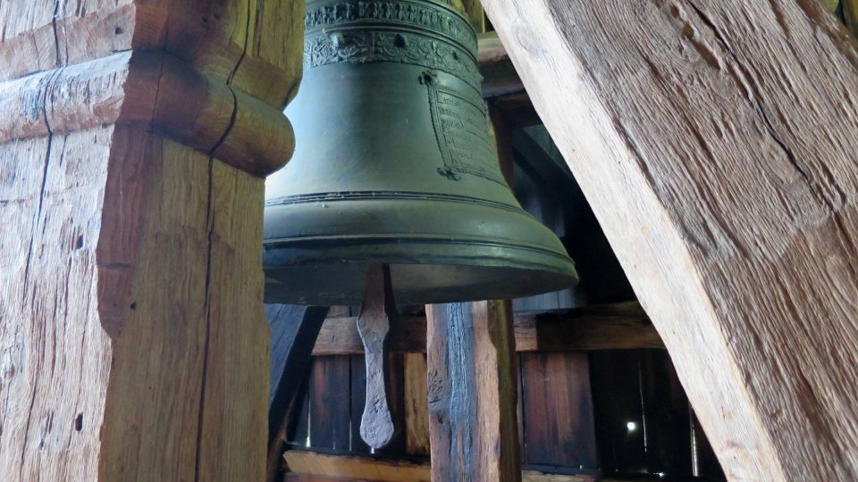 Zvon ze 16. století ve zvonici areálu sv. Mikuláše ve Velinách