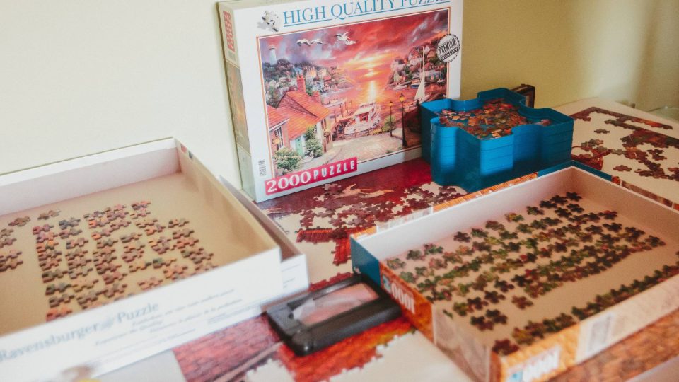 Jiřina Horňáková s nadšením skládá puzzle