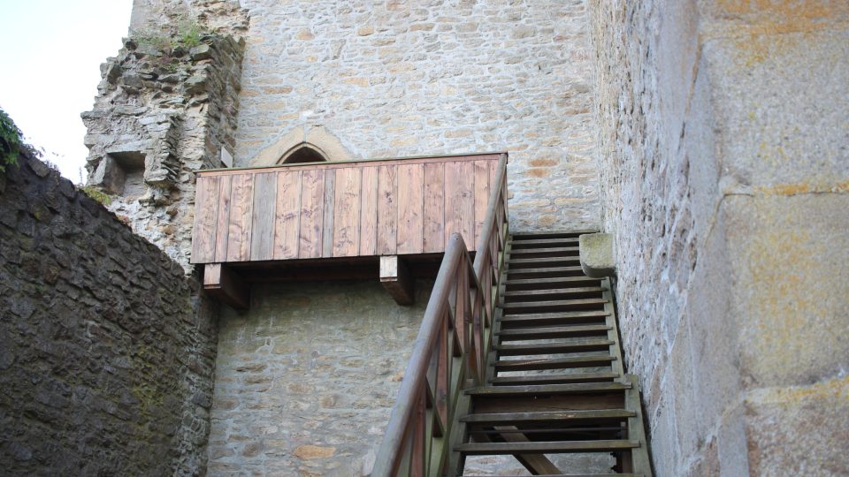 Dřevěné schodiště do Haškovy komůrky