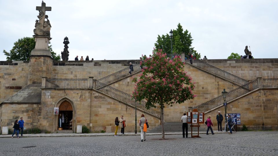 Kamenné novogotické schodiště spojuje Kampu s Karlovým mostem