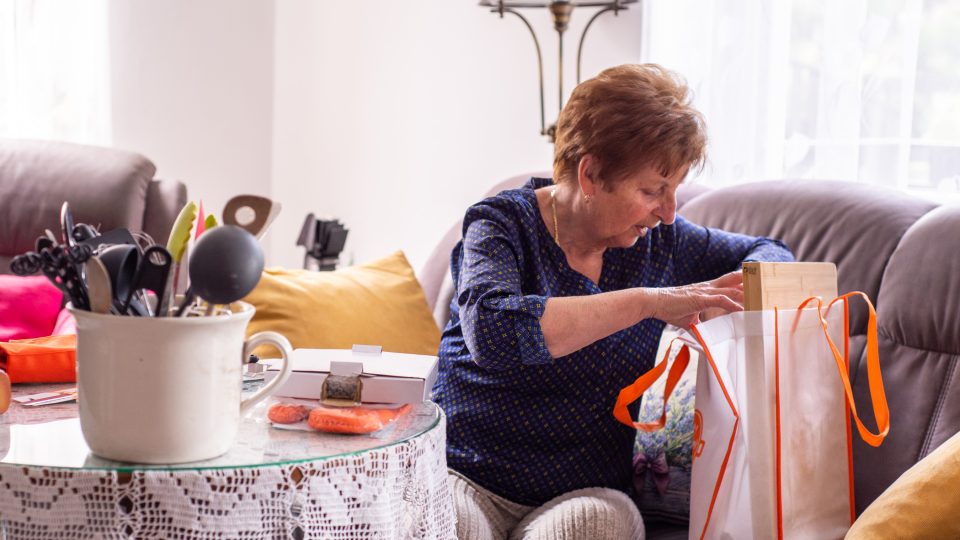 Eva Rubešová dostala drobnosti od Českého rozhlasu | foto: Martin Čuřík Eva Rubešová dostala drobnosti od Českého rozhlasu