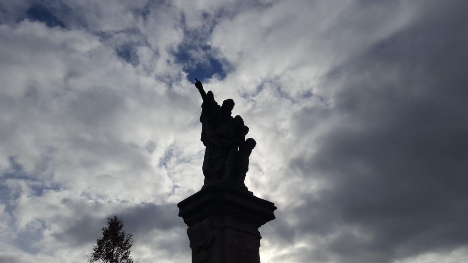 Impozantní sochy naleznete před objektem Mariánské Týnice