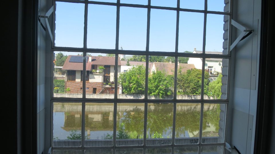 Pohled z Gočárovy galerie na řeku Chrudimku