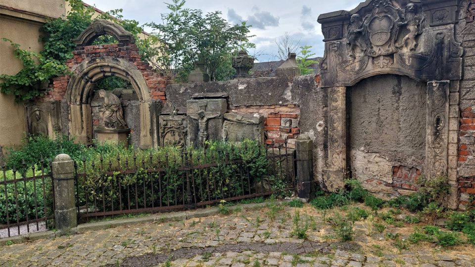 V hradební zdi za kostelem sv. Jana Křtitele je k vidění zazděný gotický půlkruhový portál, pravděpodobně ze špitální kaple