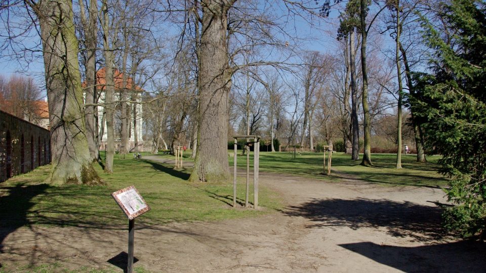 Cestou ke hřbitovu se návštěvník může zastavit i v parku Libosad a ve Valdštejnské lodžii   Foto Vlaďka Wildová.JPG