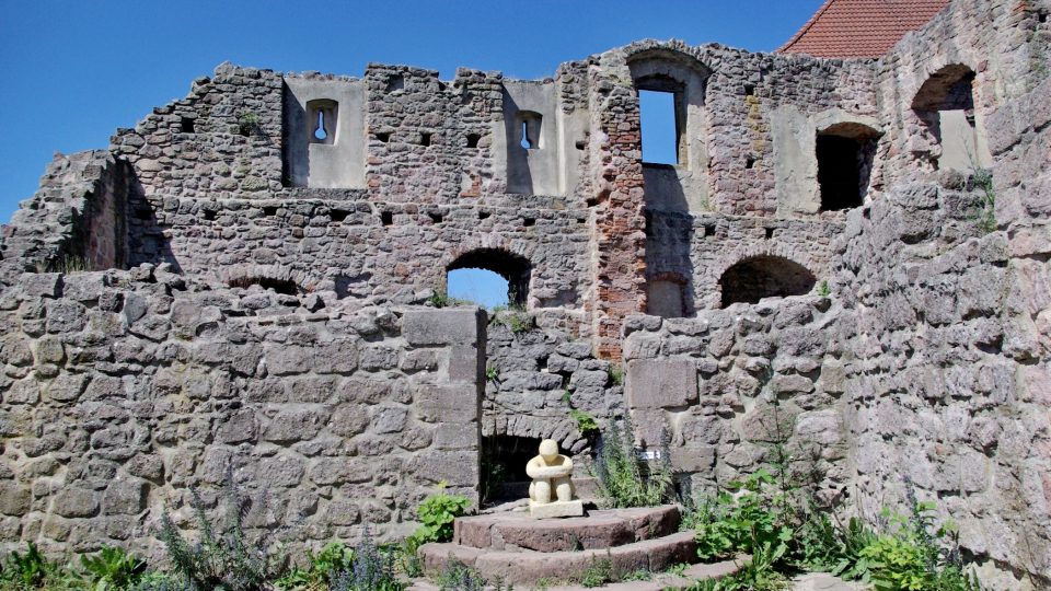 Hradní ruiny doplňují pískovcové sochy ze sympozia  Foto Vlaďka Wildová.JPG