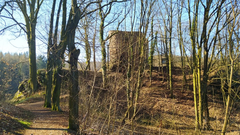 Hrad Březina najdeme jen kousek od tamního zámku a kaple sv. Terezie