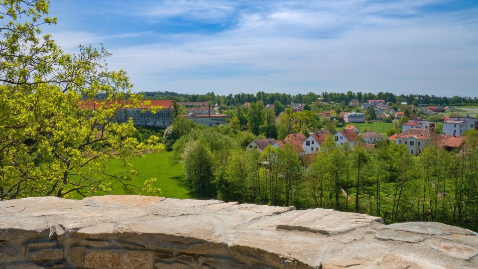 Vyhlídka je orientovaná západním směrem. Vidět je uherčický zámek i s komínem lihovaru a celé Uherčice