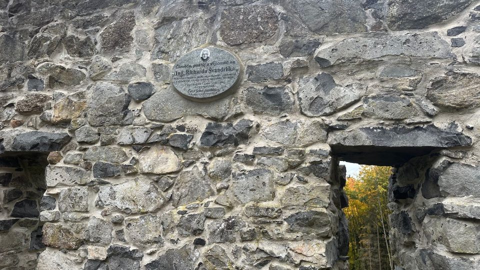 Pamětní deska na rozhledně je věnovaná místnímu historikovi a badateli Richardu Švandrlíkovi
