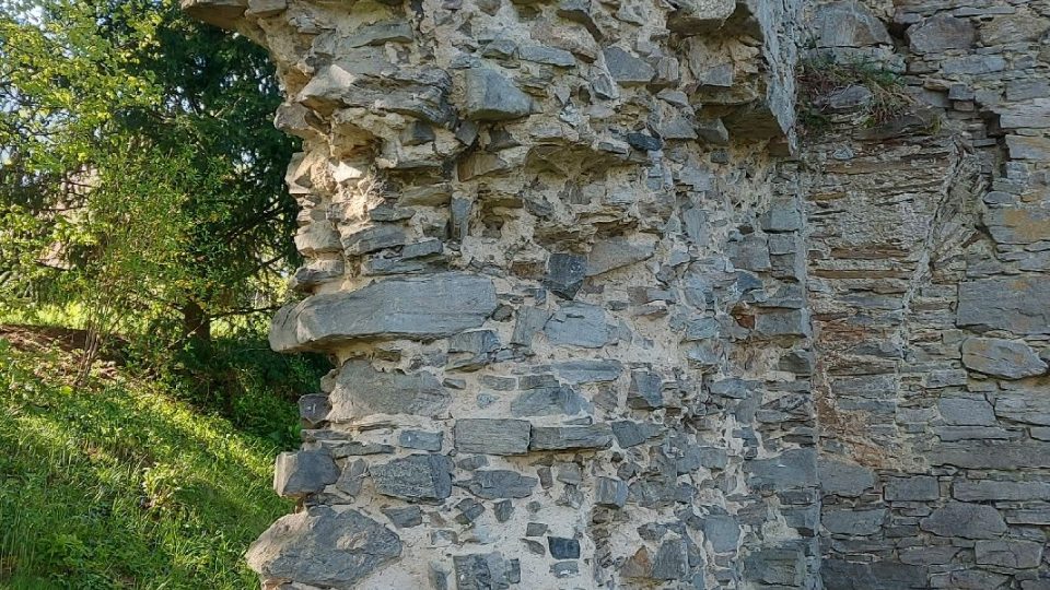 Zdi tvrze byly postaveny z lomových kamenů, pečlivě naskládaných na sebe