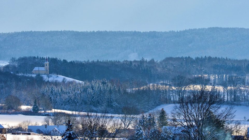 Bělohradská kotlina vzadu s dominantou Byšického kostelíka