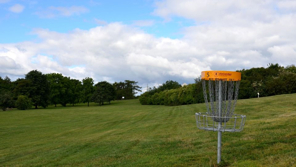 Jamka neboli ocelový koš pro hru zvanou disk golf