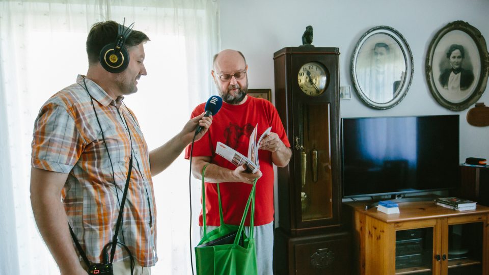 Rostislav Havran s dárky, který získal od týmu Pochoutkového roku