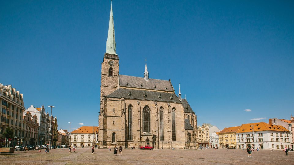 Katedrála sv. Bartoloměje stojí neobvykle uprostřed Náměstí Republiky. V průčelí měly být původně dvě věže, ale byla postavena pouze severní věž, vysoká ve zdivu 56 metrů. Po vyhoření roku 1835 dostala nynější štíhlou jehlancovou střechu vysokou 46 metrů