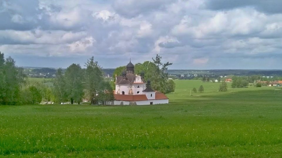 Poutní areál a v pozadí město Trhové Sviny