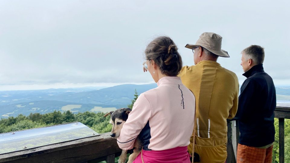 Vrchol rozhledny nabízí výhledy na moravskou i slovenskou stranu. Od Jeseníků až po Malou Fatru