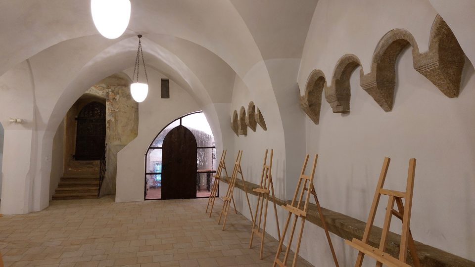V jedné z bočních budov jsou na stěně zachovalé gotické kamenné lavice