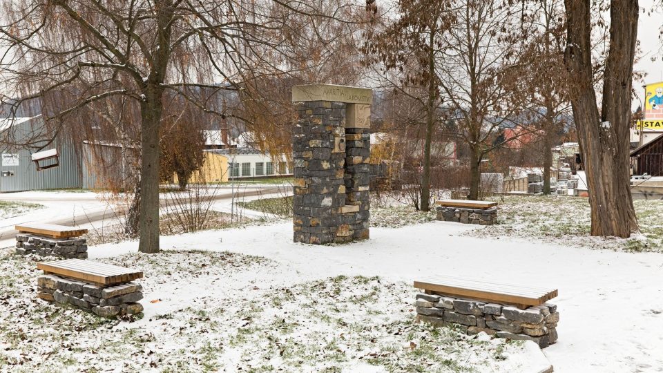 Čtvrté zastavení je stéla Lakomství