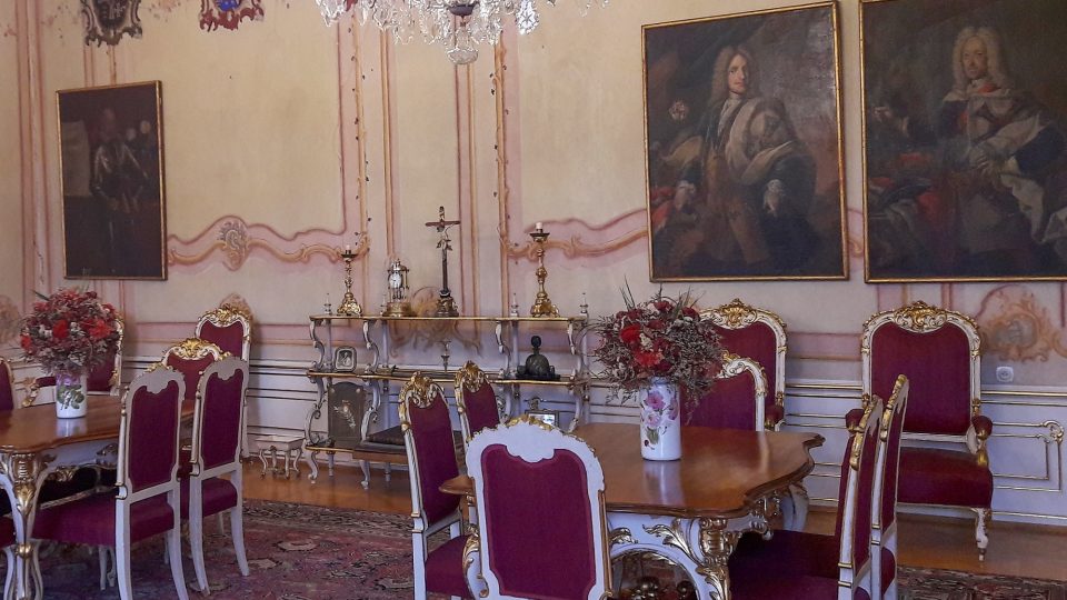 Zámecké sály jsou vybavené původním mobiliářem z 18. až 20. století