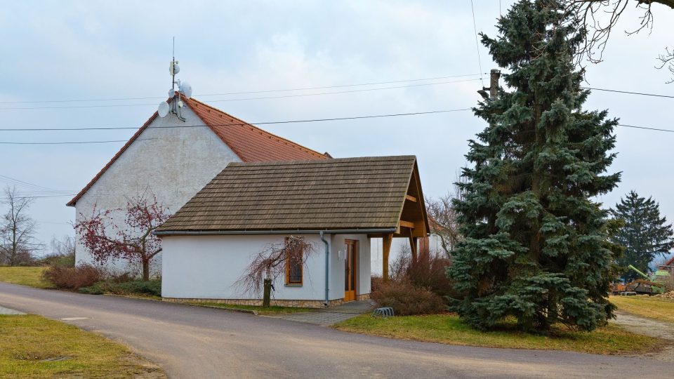 Návštěvní budova může připomínat kapličku. Byla navržena tak, aby architektonicky korespondovala s blízkým kostelem