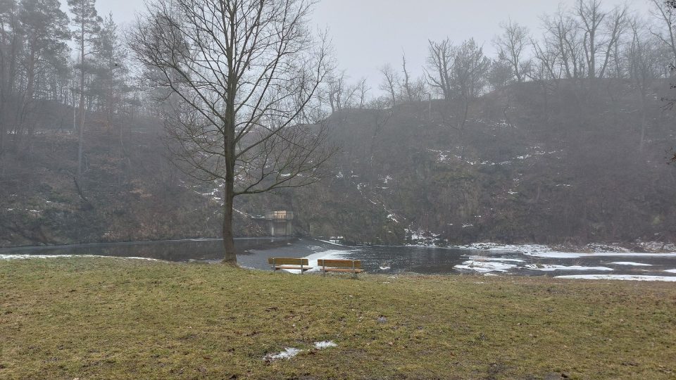 Kamenný kruh vznikl v ohybu řeky Oslavy, kde se nachází i splav