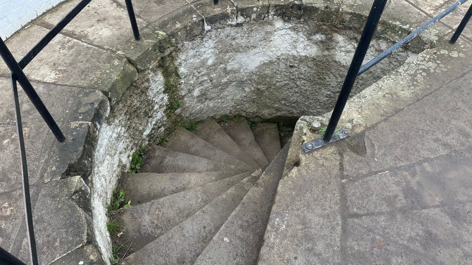 Na vrchol rozhledny vás dovede kamenné točité schodiště