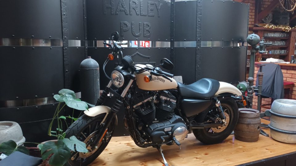 Motorky zdobí i přilehlou restauraci, která k muzeu patří | foto: Silvie Pospíšilová, Český rozhlas Motorky zdobí i přilehlou restauraci, která k muzeu patří