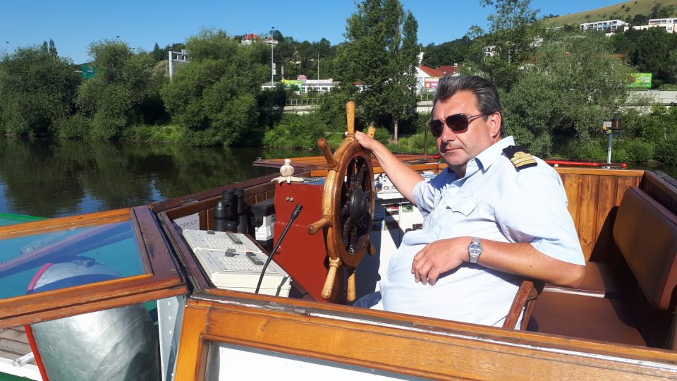 Kapitán Karel Mikšovský o své pasažéry i o parník Vltava dokonale pečuje