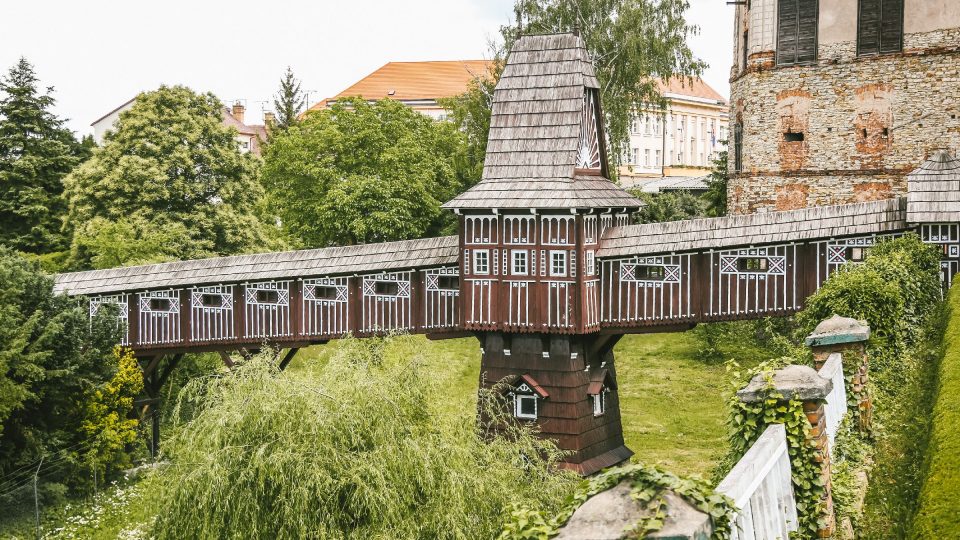 Kryté dřevěné přemostění zámeckého příkopu bylo vybudované v roce 1911 podle návrhu známého architekta Dušana Jurkoviče, jemuž se přezdívá „básník dřeva“. Most tak spojil zámek s velkou zahradou | foto: Jana Volková Kryté dřevěné přemostění zámeckého příkopu bylo vybudované v roce 1911 podle návrhu známého architekta Dušana Jurkoviče, jemuž se přezdívá „básník dřeva“. Most tak spojil zámek s velkou zahradou