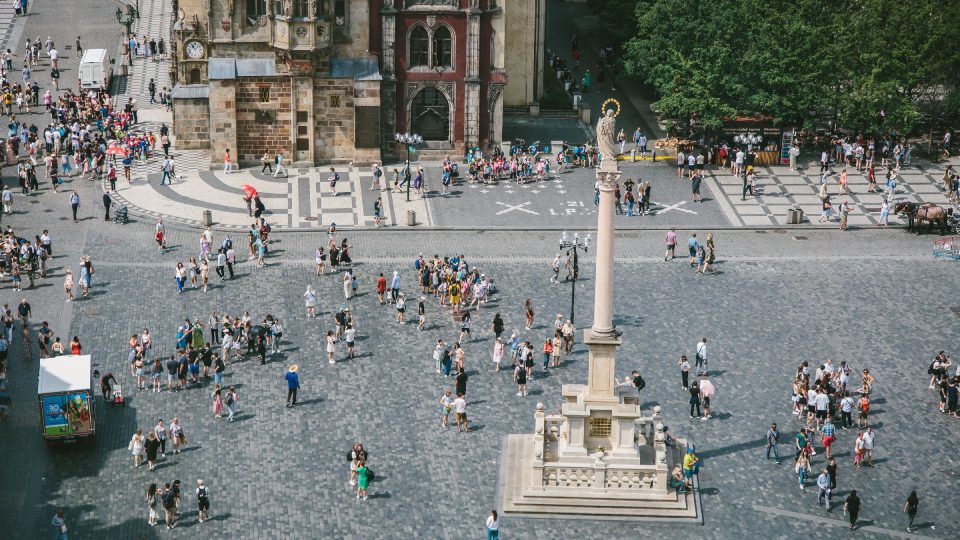 Na Staroměstském náměstí v Praze stojí replika Mariánského sloupu, který na tomto místě stával od roku 1648 do roku 1918. Současné sochařské dílo pochází z rukou akademického sochaře Petra Váni, na náměstí stojí opět od července 2020