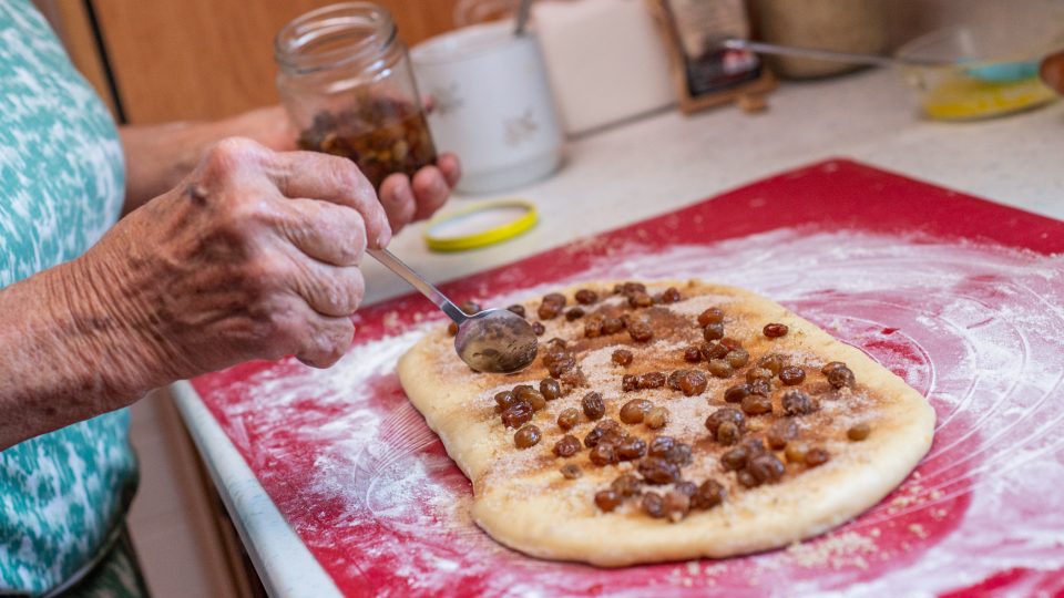 Poslední vrstvu náplně tvoří rozinky máčené v rumu | foto: Martin Čuřík Poslední vrstvu náplně tvoří rozinky máčené v rumu