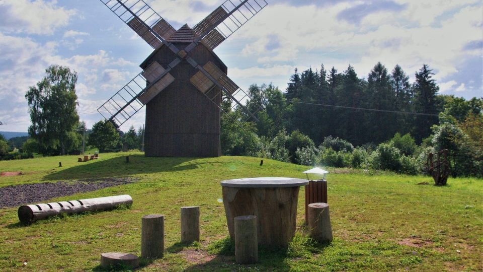 Okolí větráku je příjemným relaxačním místem