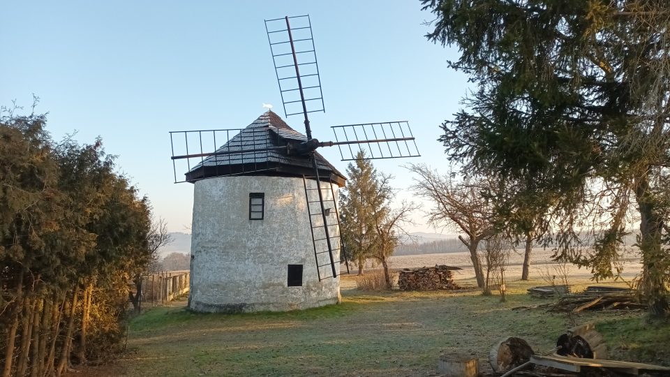 Historická stavba je umístěna na kopci nad Štípou