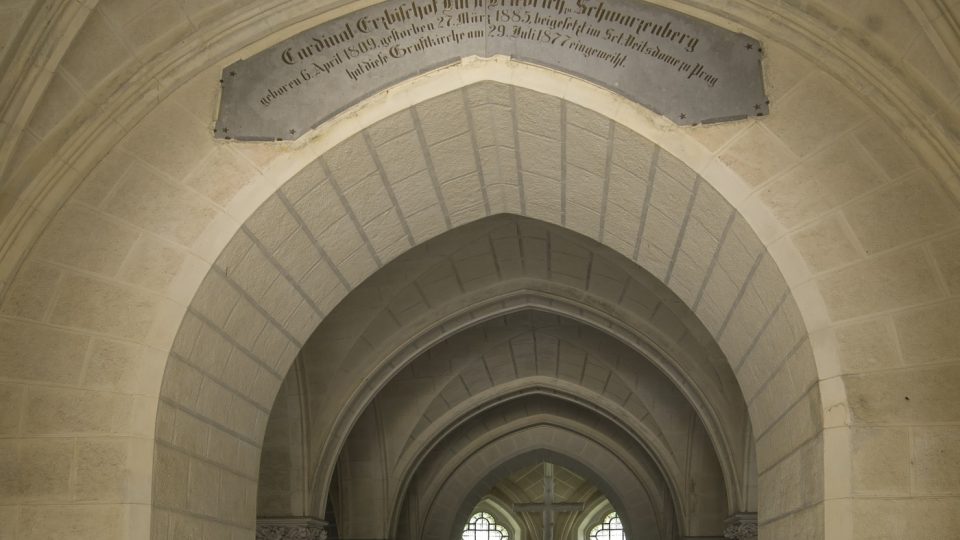 Hrobka Schwarzenbergů - oltář Božského Vykupitele v kapli 