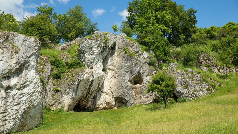 Skály jsou protkané otvory, zářezy i jeskyněmi