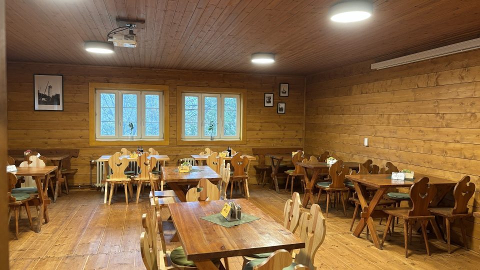 Po výstupu na rozhlednu se můžete občerstvit v sousední horské chatě Koráb