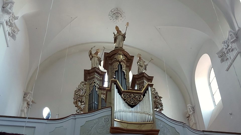 Pohled na kůr a opravené barokní varhany