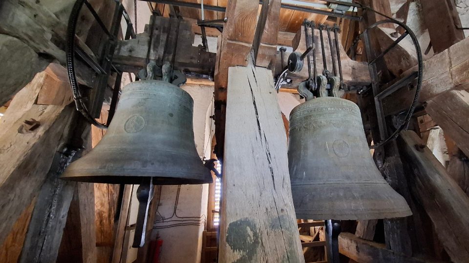 Na původní dřevěné stolici visí dva vzácné zvony ze 17. století | foto: Markéta Vejvodová, Český rozhlas Na původní dřevěné stolici visí dva vzácné zvony ze 17. století