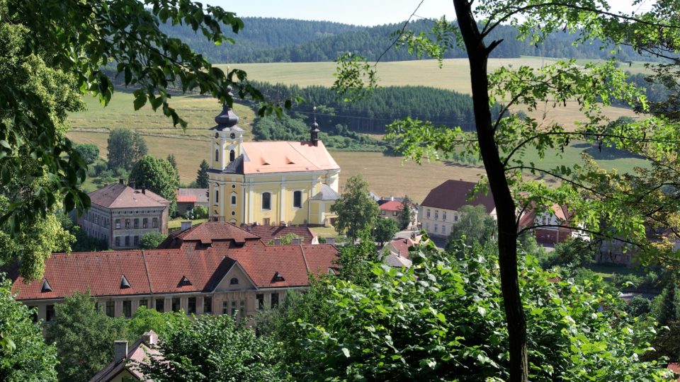 Cestou k hradu se otevře pohled na městys Pecku s  dominantou barokního kostela sv. Bartoloměje   Foto Vlaďka Wildová.JPG