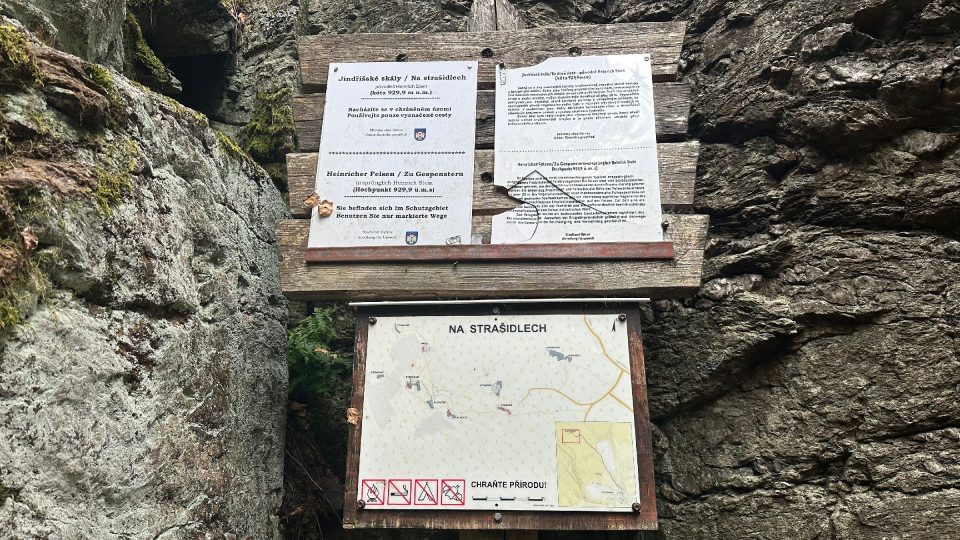 Jindřišské skály. Místní lidé jim říkají také Na strašidlech