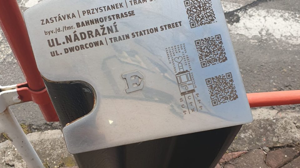 Odkaz v ulicích na někdejší zastávky historické tramvaje | foto: Petra Štrymplová, Český rozhlas Odkaz v ulicích na někdejší zastávky historické tramvaje
