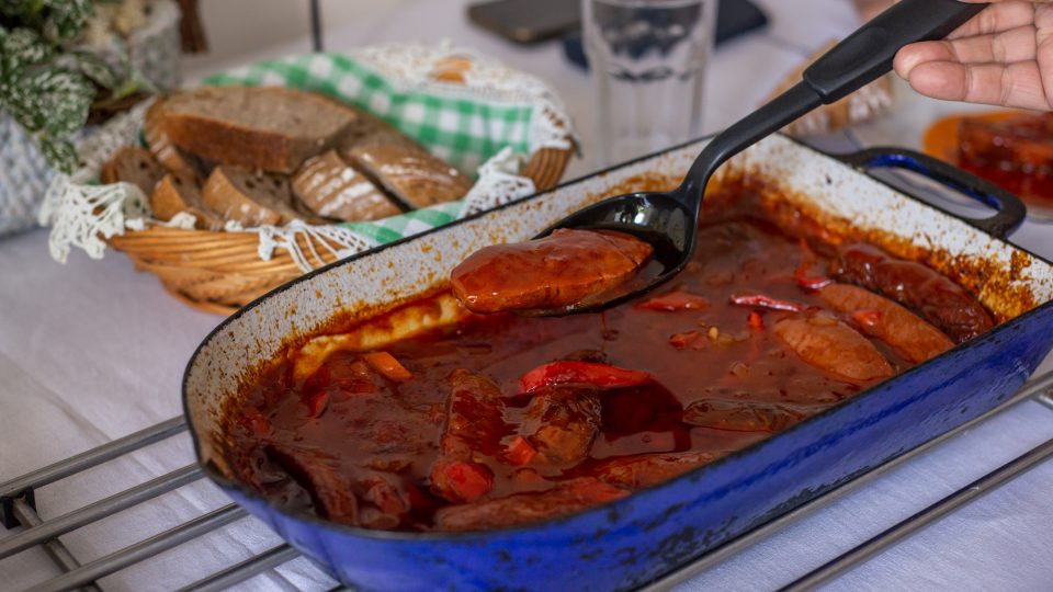 Eva Rubešová nám mimo soutěž připravila buřty na pivu | foto: Martin Čuřík Eva Rubešová nám mimo soutěž připravila buřty na pivu